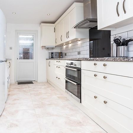 Вилла The White & Warm, Free Parking & Wifi, 8 Beds Колчестер Экстерьер фото