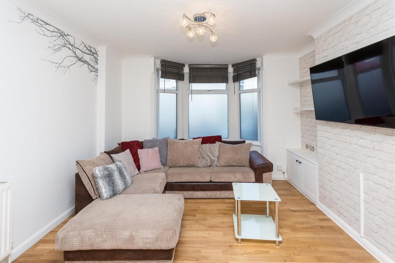 Вилла The White & Warm, Free Parking & Wifi, 8 Beds Колчестер Экстерьер фото