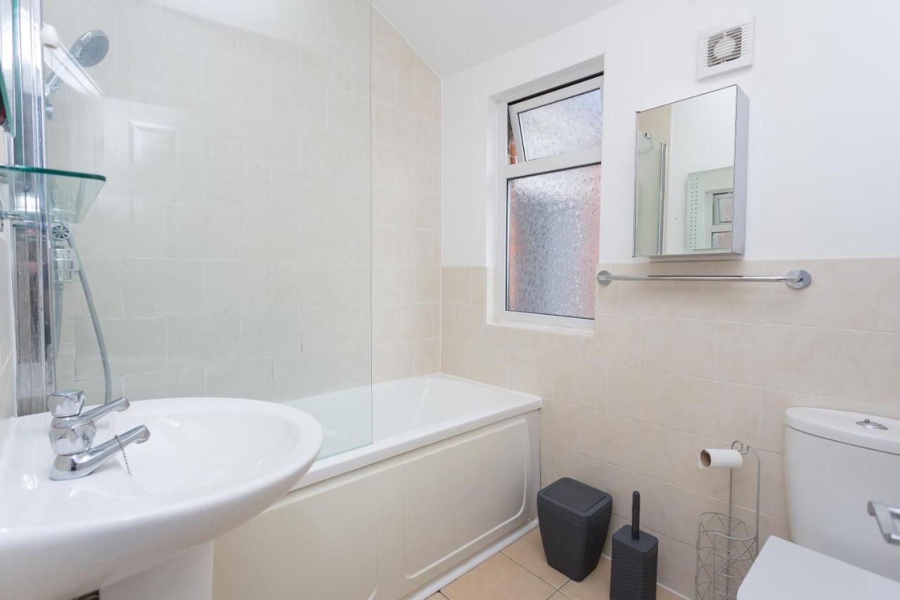 Вилла The White & Warm, Free Parking & Wifi, 8 Beds Колчестер Экстерьер фото