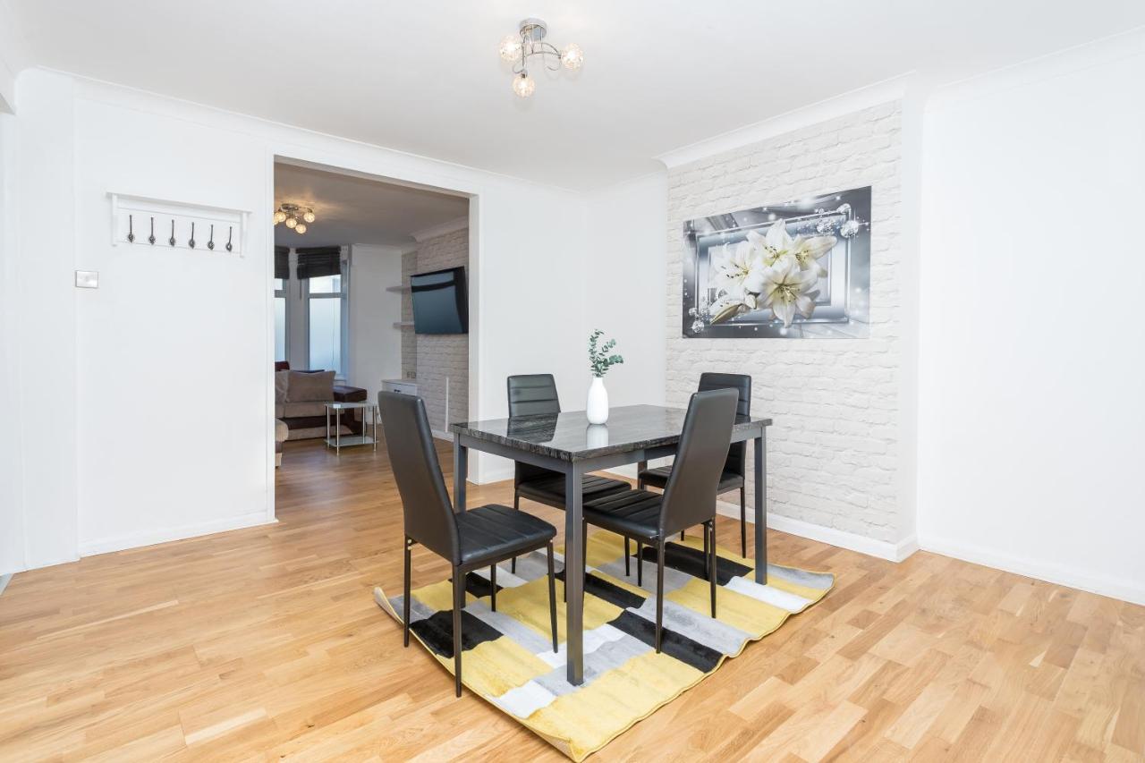 Вилла The White & Warm, Free Parking & Wifi, 8 Beds Колчестер Экстерьер фото