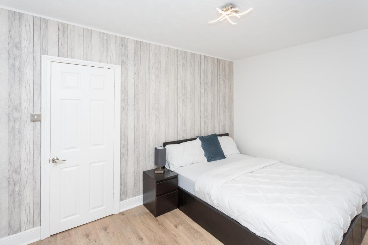 Вилла The White & Warm, Free Parking & Wifi, 8 Beds Колчестер Экстерьер фото