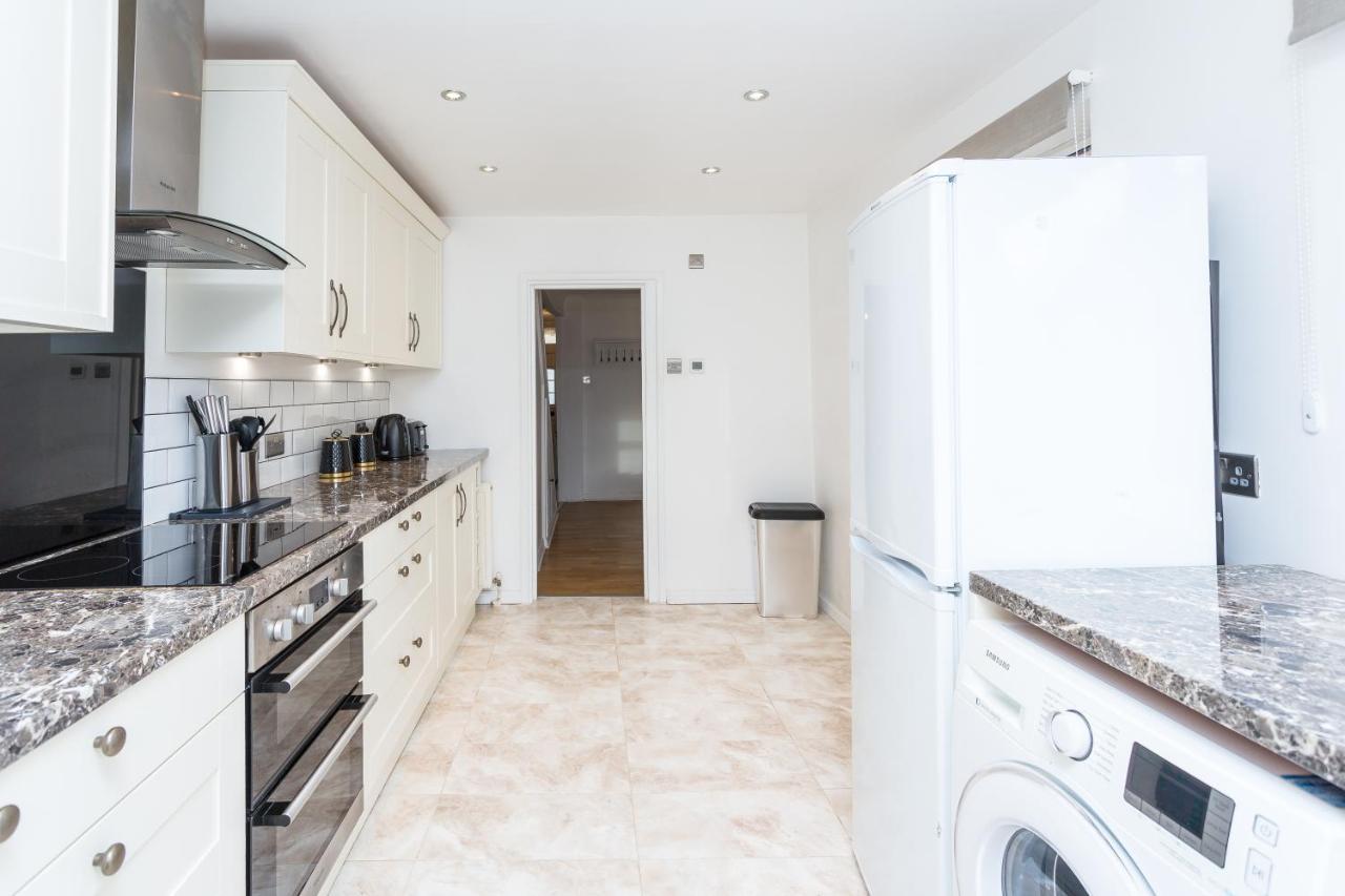 Вилла The White & Warm, Free Parking & Wifi, 8 Beds Колчестер Экстерьер фото