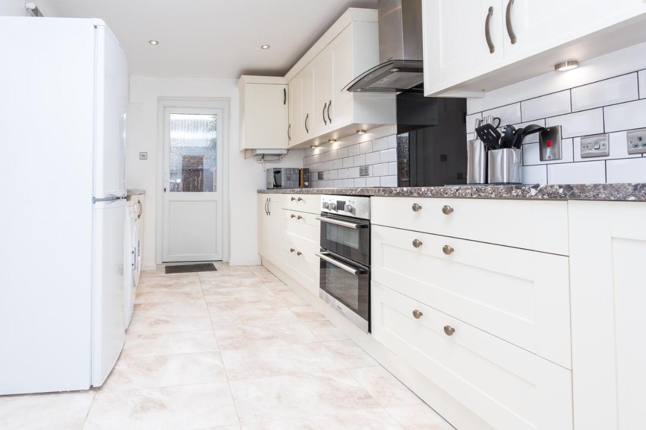 Вилла The White & Warm, Free Parking & Wifi, 8 Beds Колчестер Экстерьер фото