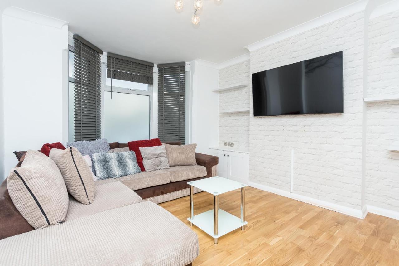 Вилла The White & Warm, Free Parking & Wifi, 8 Beds Колчестер Экстерьер фото